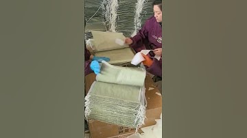 The process of attaching logistics labels to express packaging bags#craft