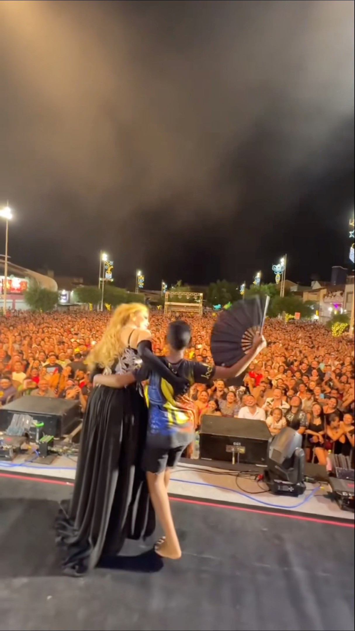 Criança sobe no palco da Joelma pra dançar e surge com um leque
