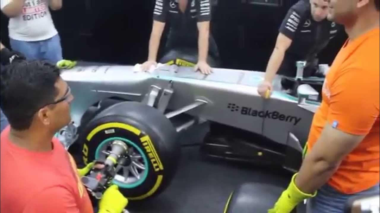 Changing a Formula 1 Tire at the Petronas Pit Stop Challenge (Video 1
