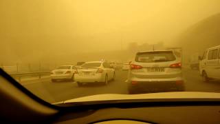 Sandsturm in Dubai April 2015 - Desert duststorm on the way to airport DXB