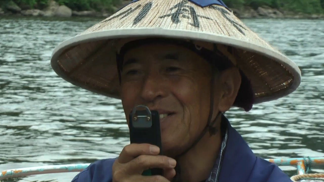 山形県　最上川舟下り　急流を下りながら、船頭が美声で「最上川舟歌」を聞かせる。