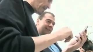 Стив Джобс подарил Д  Медведеву iPhone 4!!