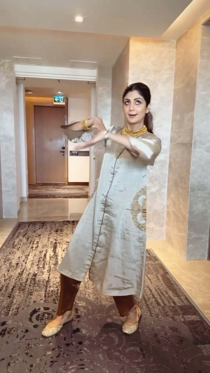 Throwback to Shilpa Shetty Joining the Tambdi Chambdi Trend?? #shorts #bollywood #funny #dance