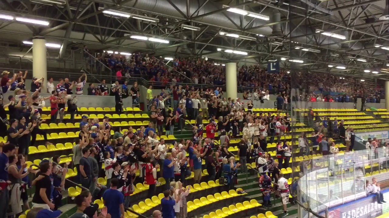 Löwen Frankfurt vs. Adler Mannheim 19.08.17 Mannschaft feiert mit den Fans