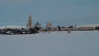 Зимние виды на набережной реки Вичкинзы в селе Дивееве.