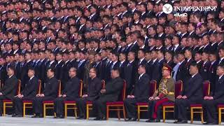 رئيس كوريا الشمالية يأخذ صورة مع شبان بعد مؤتمر لهم