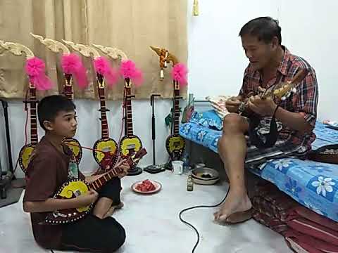 ครูทองใส ทับถนน ในวัย 73 ปี สอนลูกศิษย์ดีดพิณ / ອ. ທອງໄສ  ທັບຖະຫົນ //  Teacher : Thongsai Tabthanon