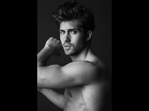 АЛЕКС КОМАРОВСКИ -ИСПОЛНИТЕЛЬ ГЛАВНЫХ РОЛЕЙ В ОДИН ДЕНЬ ЛЕТА И ДВОЕ ПРОТИВ СМЕРТИ