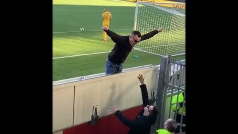 Go Ahead supporter klimt het veld op!! (vs Stewards)
