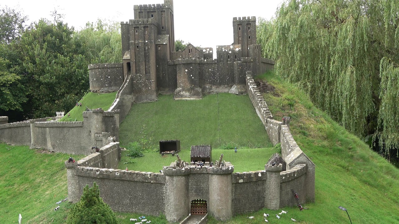 Explore ruins of Corfe Castle in Minecraft