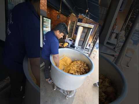 👆பிரியாணிய அளந்து போடாத, அள்ளி போடு👆 Salem RR Biriyani Owner #behindwood #chicken #biryani #shorts
