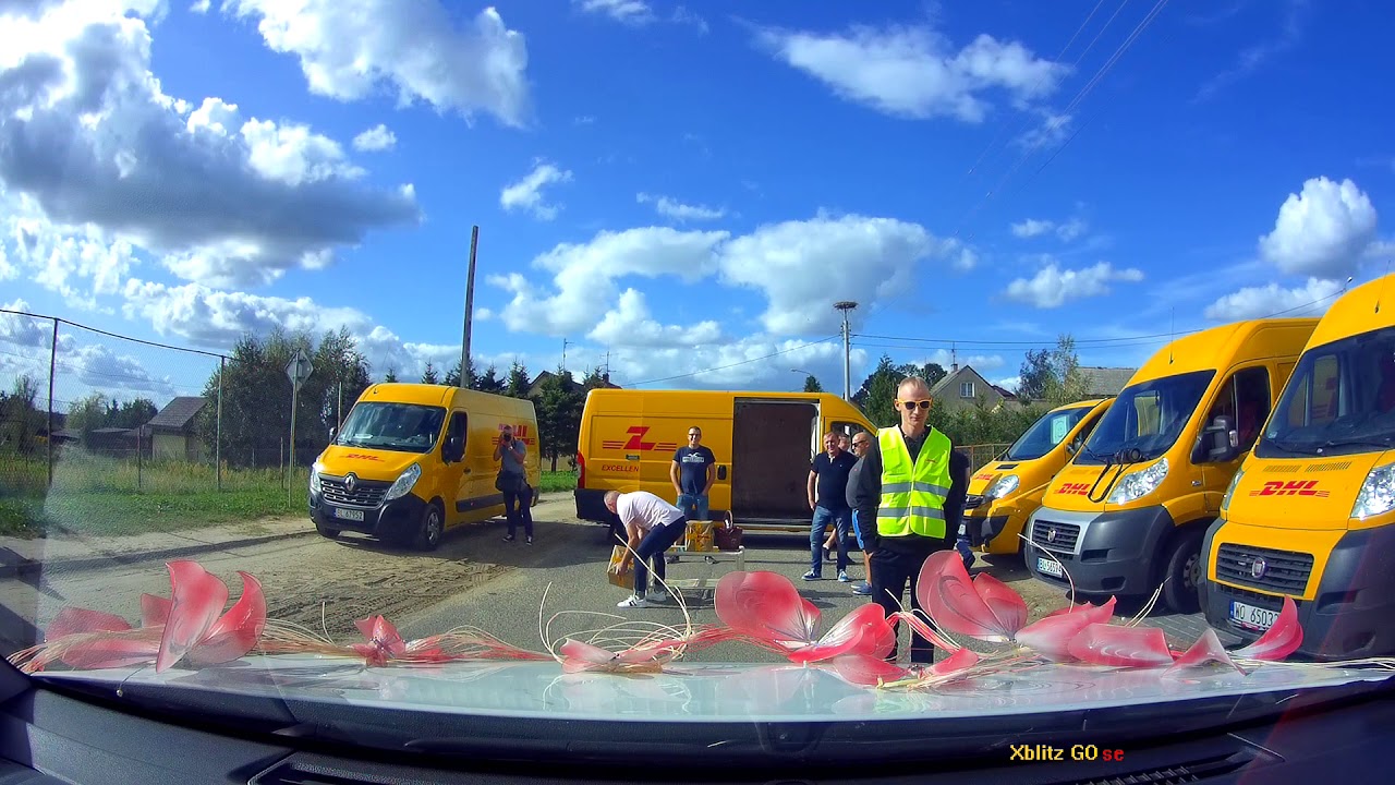 Brama weselna DHL, kurierzy.