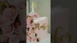 Torta Alta de 15 años en fondant con Rosas comestibles