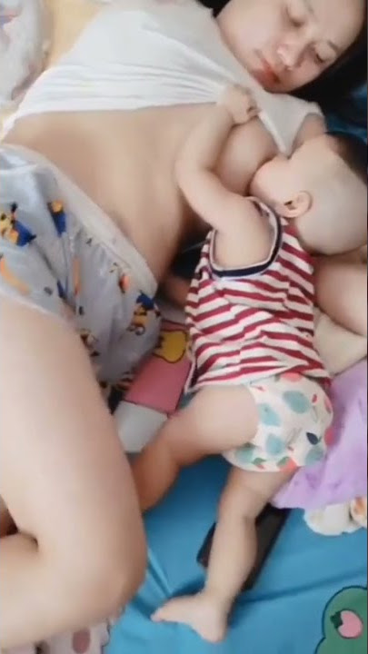 Ibu menyusui bayinya