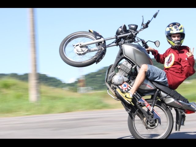 vídeo de moto 160 puxando no grau com música