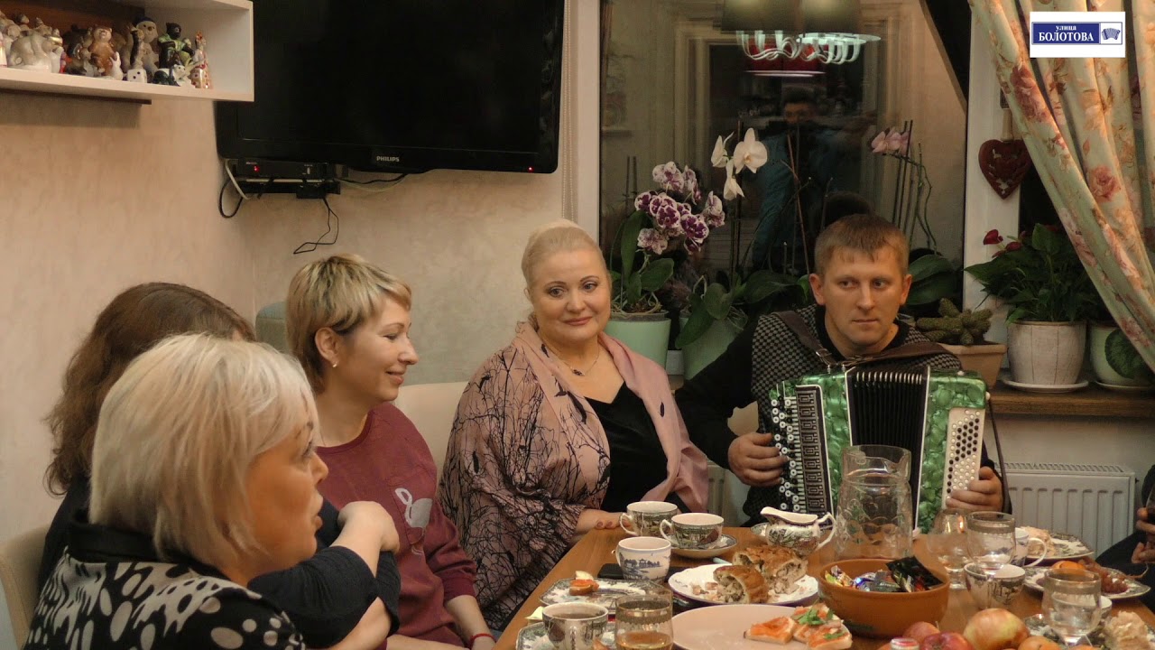 Издалека течет река волга