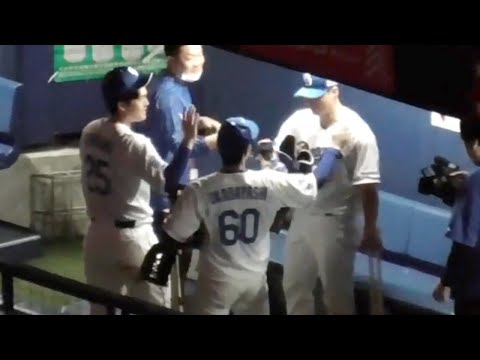 ベンチでヒーローインタビューを待つ細川成也を祝福する岡林勇希と石川昂弥　中日ドラゴンズVS東京ヤクルトスワローズ　2023.8.4