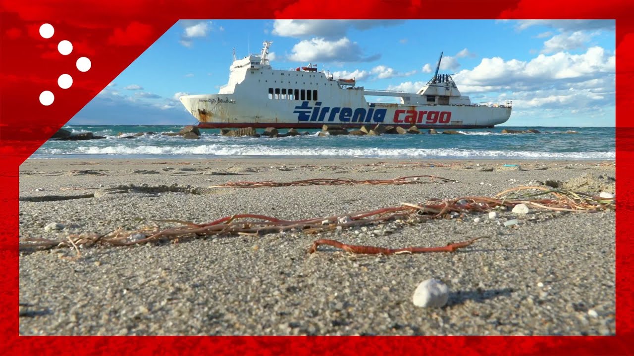 Rometta Marea (ME), nave della Tirrenia Cargo si arena vicino alla riva. Parla la Guardia Costiera