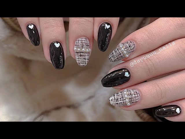 Kẻ dạ Tweet Nail: Với các hoạ tiết nhỏ xinh và độc đáo, kẻ dạ Tweet Nail là một sự lựa chọn tuyệt vời cho những ai muốn trang trí móng tay một cách tinh tế và độc đáo. Hình ảnh này sẽ giúp bạn tìm được nhiều ý tưởng cho những thiết kế độc đáo của riêng mình.