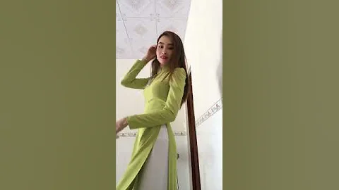 Áo dài gợi cảm nổi gân