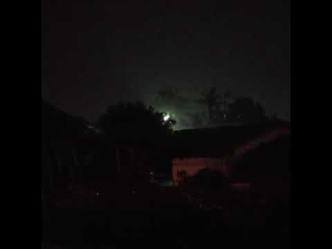 Bandar lampung ini malam hujan  tetapi itu  bulan apa  bukan 