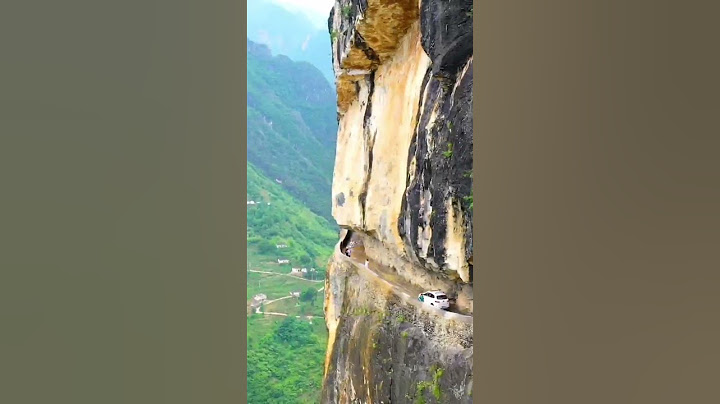 这里是重庆兰英挂壁公路，竟然在这个千米的悬崖绝壁上，开凿除了这么一条天堑通途。平生第一次走，可谓壮观！