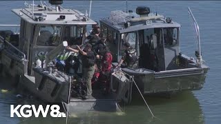 Divers search for bodies after car crashes into Willamette River