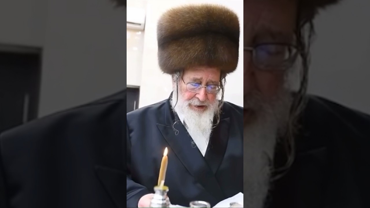 כ״ק האדמו״ר מספינקא במעמד הדלקת נר חנוכה (צילום שוקי לרר)