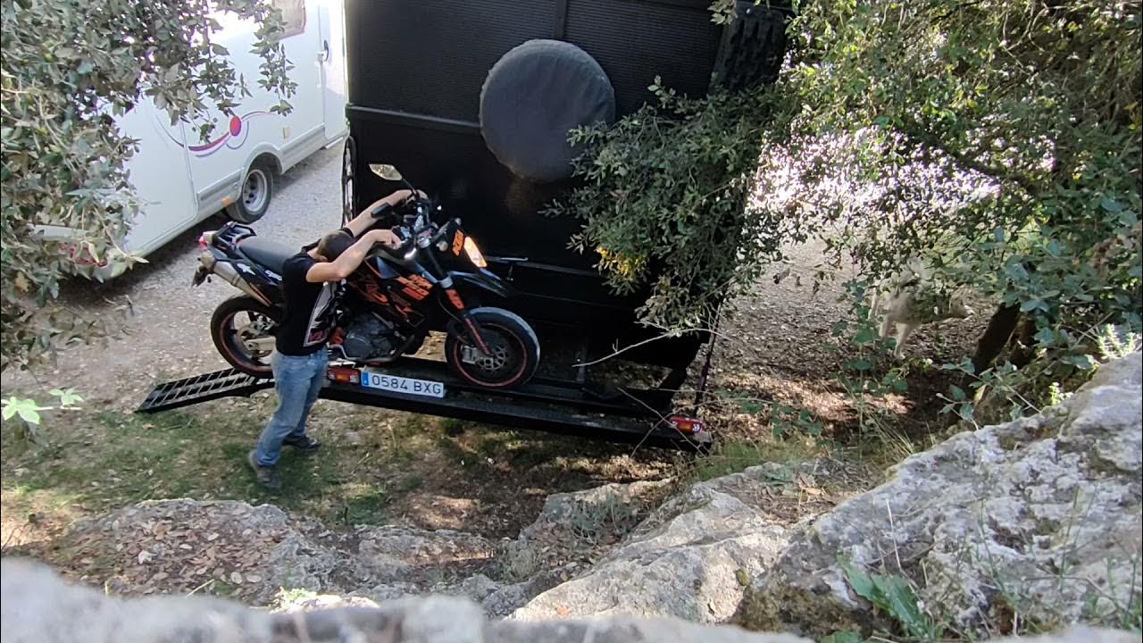 cómo cargar y atar una moto