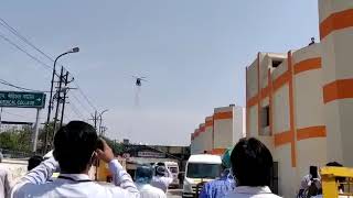 S N Medical College Agra के ऊपर कोरोना योद्धाओं के लिए Indian Air Force के हेलीकॉप्टर ने पुष्पवर्षा