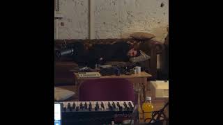 Fred again.. CHILLING on the sofa with a new song 🎧