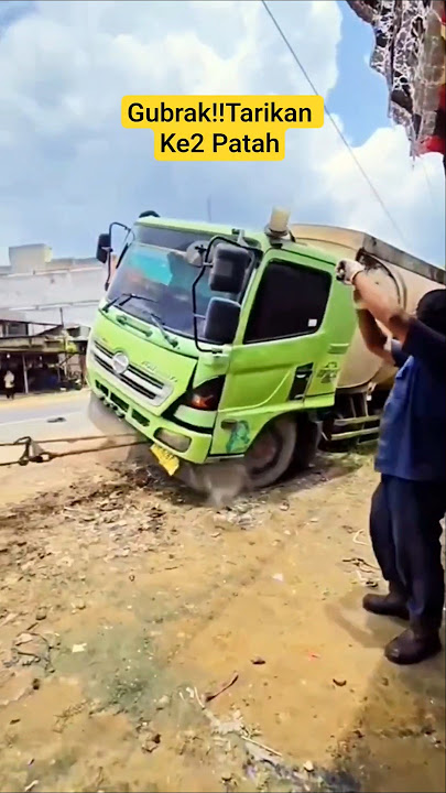 Dump Truk Tangki Mater, Di Tarik Malah Patah‼️🗿 #automobile #trukoleng #amazing #funny #truck