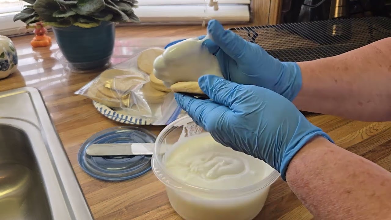 Icing Sugar Cookies and Coloring Royal Icing for Halloween cookies 💙🎃🍁💙 !!