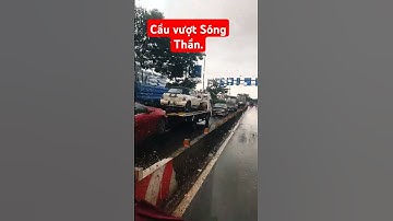 Đông xe trên quốc lộ 1A cầu vượt Sóng Thần đi Suối Tiên.
