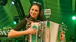 Thumbnail for Claudia Hinker spielt Großglocknerblick von Slavko Avsenik auf ihrer Steirischen Harmonika