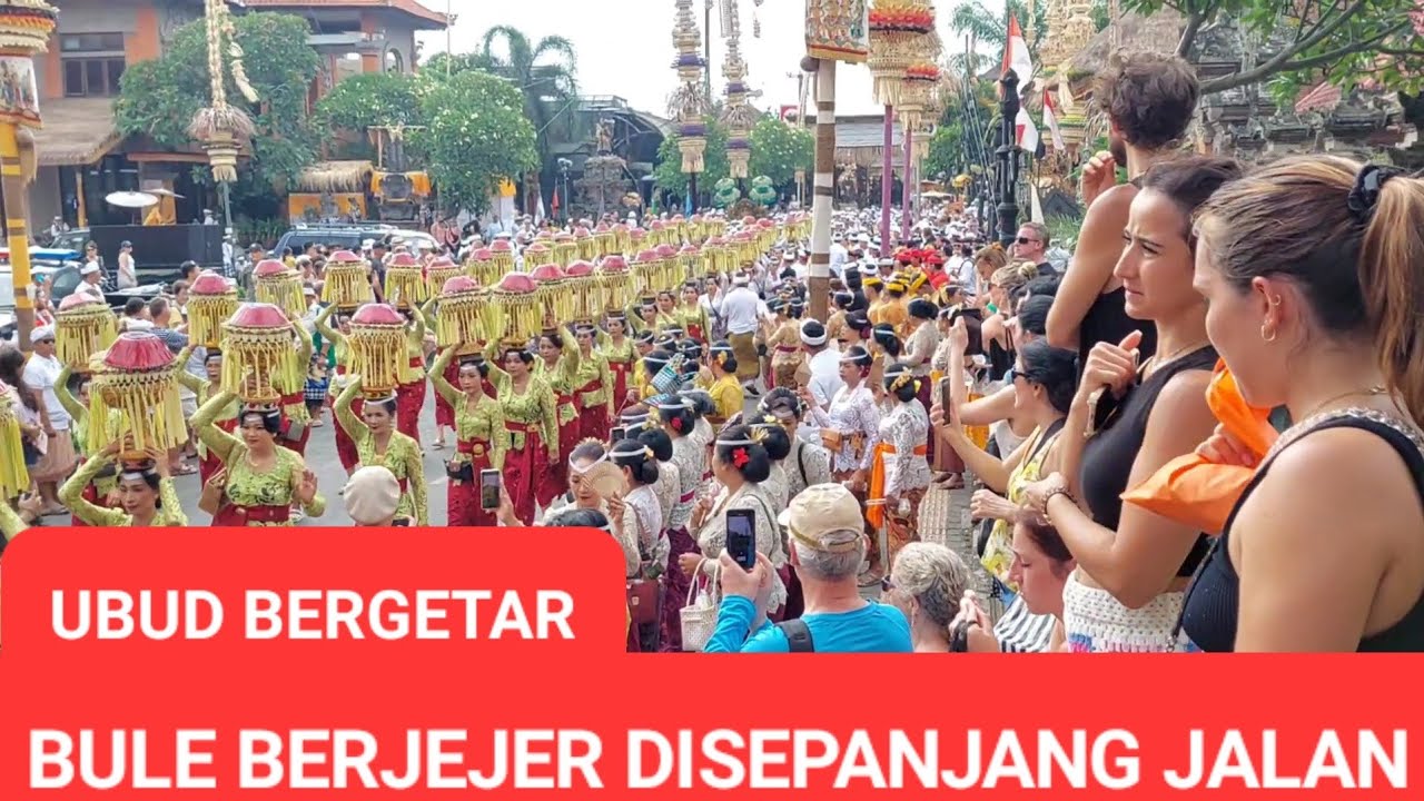 UBUD BERGETAR,ikut mengabadikan moment akhir upacara besar adat bali Wisatawan berjejer spanjang jln