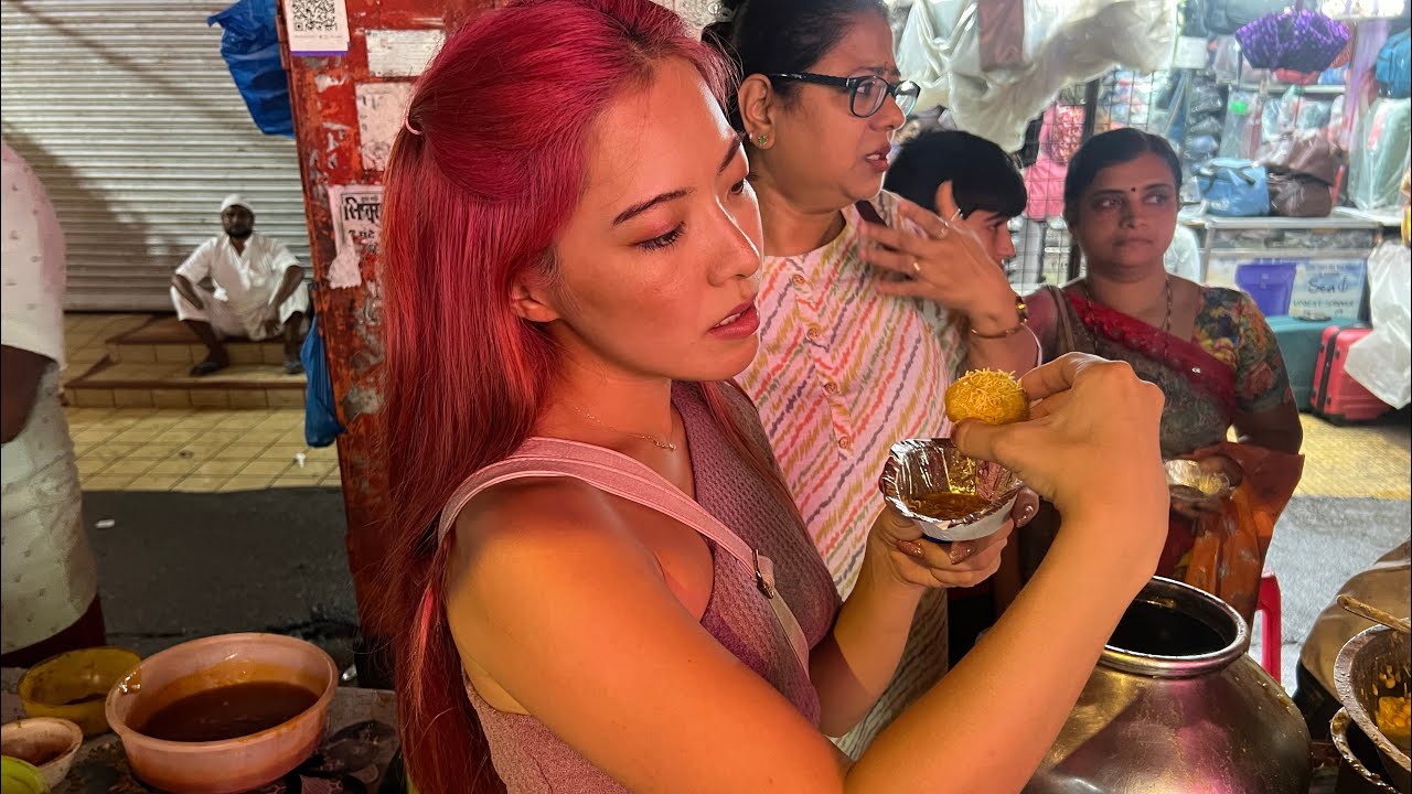 JAPANESE GIRL TRYING INDIAN STREET FOOD🇮🇳