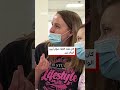 أم تستمع لنبضات قلب طفلتها في صدر طفل آخر