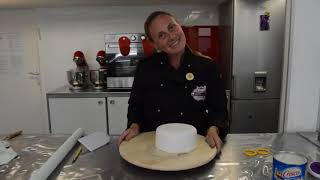 Comment couvrir un gâteau cake design de pâte à sucre