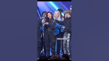 Remember when felix did this to HWASA