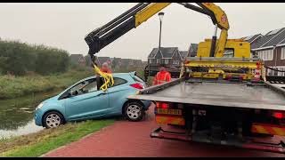 Auto te water in de wijk Marslanden