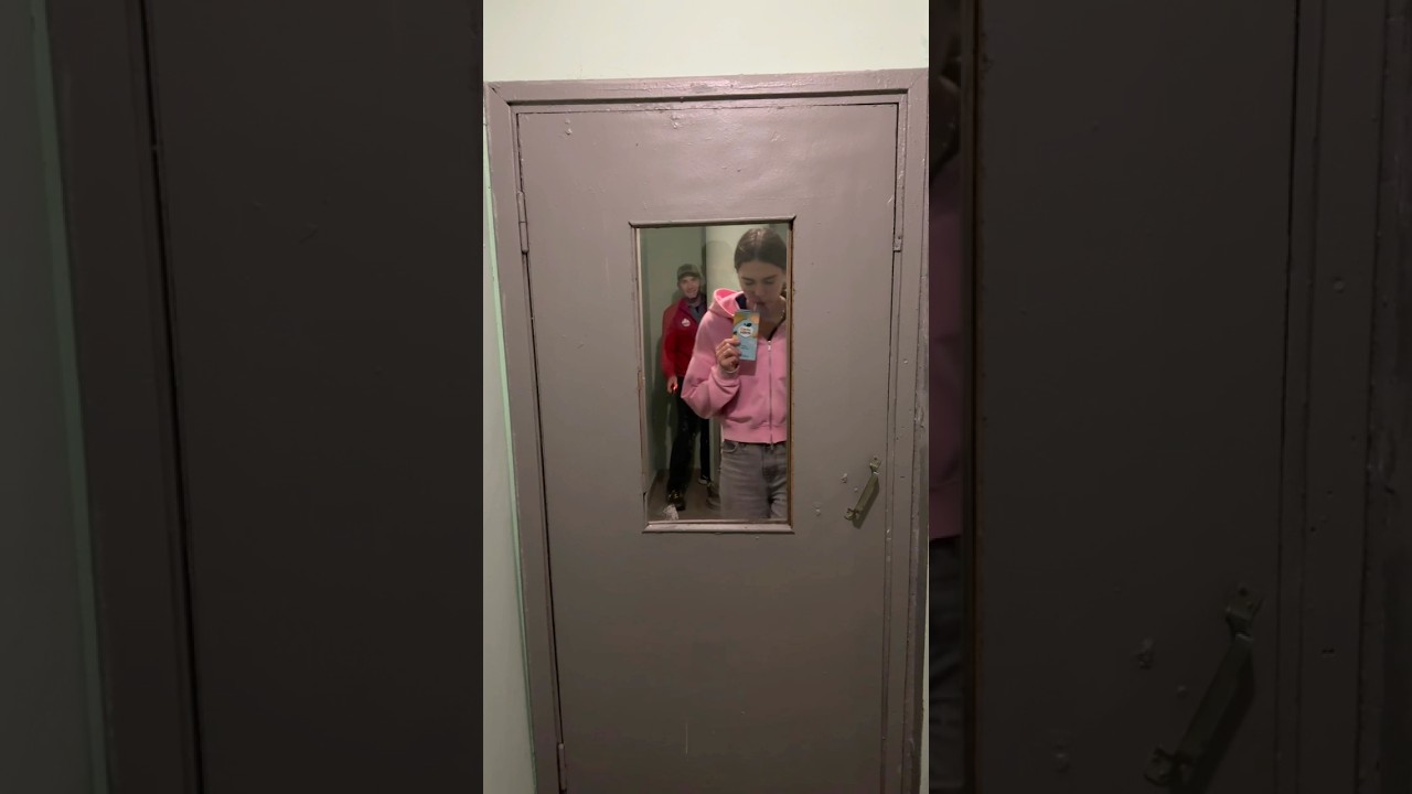 Пьяное быдло пугает девочку 🫣 