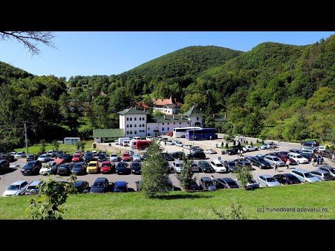 Manastirea Prislop. Mii de oameni la mormântul părintelui Arsenie Boca