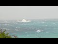 traghetto affronta le onde nello stretto di messina