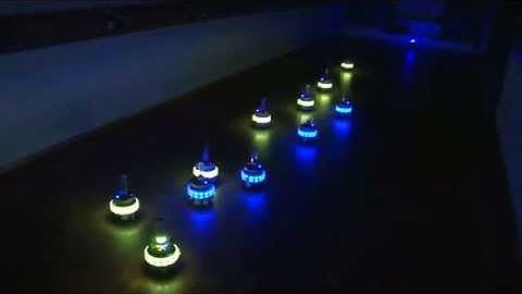 Self-organized cooperation in robot swarm navigation