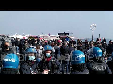 Covid, Napoli: i lavoratori della ristorazione occupano il lungomare