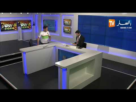 صحفي قناة النهار يهدي قميص المنتخب الوطني لزميله في البلاطو 