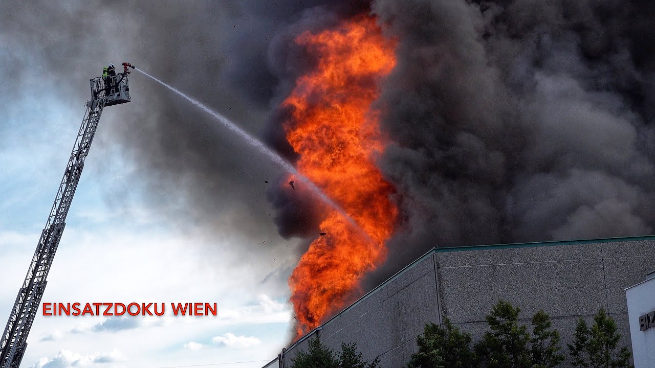 [FLASHOVER!] ALARMSTUFE 3 bei GROßBRAND in Wien Liesing!