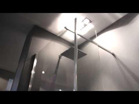 Video: Hoekige badkamermeubels zijn een geweldige oplossing voor kleine ruimtes