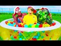 슈퍼 히어로무엇으로 변할까요?! 아드리아나 마법 불알 making balls pool Super Hero | new Collection of Stories for Kids